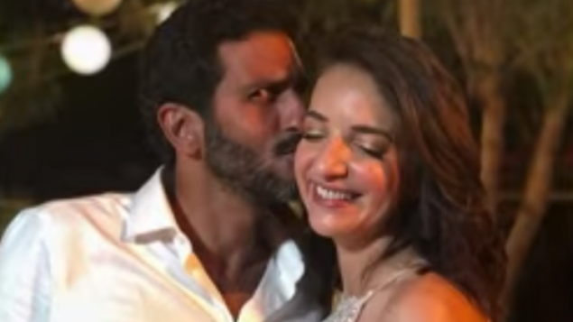 مذيعة الأخبار في قناة ’ريشت’، لوسي أهريش، ونجم مسلسل ’فوضى’، تساحي هاليفي’، في حفل زواجهما السري في 10 أكتوير، 2018. (لقطة شاشة: القناة 10)