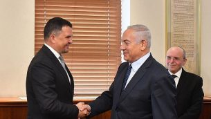 رئيس الوزراء بينيامين نتنياهو، من اليمين، يلتقي بنائب رئيس الوزراء الروسي مكسيم أكيموف، 9 أكتوبر، 2018.  (Kobi Gideon/GPO)