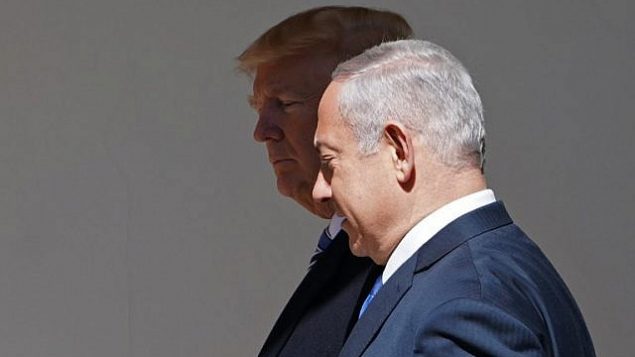 الرئيس الأمريكي دونالد ترامب ورئيس الوزراء بنيامين نتنياهو يتجهان إلى المكتب البيضاوي لعقد اجتماع في البيت الأبيض في 5 مارس ، 2018. (AFP Photo / Mandel Ngan)