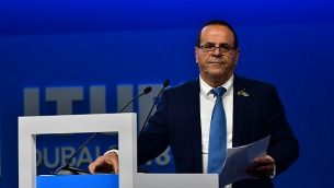 وزير الاتصالات أيوب قرا يلقي خطاب خلال مؤتمر "المندوبين المفوضين للإتحاد العام" في دبي، 30 أكتوبر، 2018. (STRINGER / AFP)