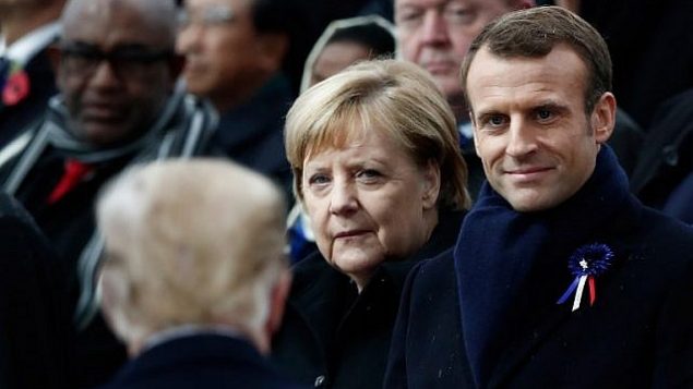 المستشارة الألمانية أنجيلا ميركل (وسط) والرئيس الفرنسي إيمانويل ماكرون (يمين) يتجاوبون مع وصول الرئيس الأمريكي دونالد ترامب لحضور حفل في قوس النصر في باريس في 11 نوفمبر 2018 كجزء من الاحتفالات بالذكرى المائة لهدنة 11 نوفمبر 1918 لإنتهاء الحرب العالمية الأولى. (BENOIT TESSIER / POOL / AFP)
