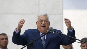 رئيس السلطة الفلسطينية محمود عباس يلقي خطابا بعد وضع إكليل زهور على ضريح الزعيم الفلسطيني الراحل ياسر عرفات في مدينة رام الله في الضفة الغربية، 11 نوفمبر، 2018. (Abbas Momani/AFP)