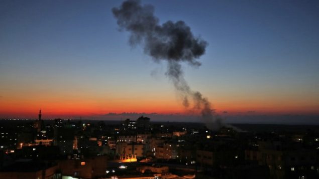 الدخان يتصاعد في اعقاب غارة جوية اسرائيلية في رفح، جنوب قطاع غزة، 12 نوفمبر 2018 (SAID KHATIB / AFP)