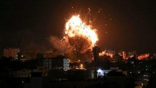 النيران فوق مبنى يحوي مقر قناة الاقصى في غزة خلال غارة جوية اسرائيلية، 12 نوفمبر 2018 (Bashar TALEB / AFP)