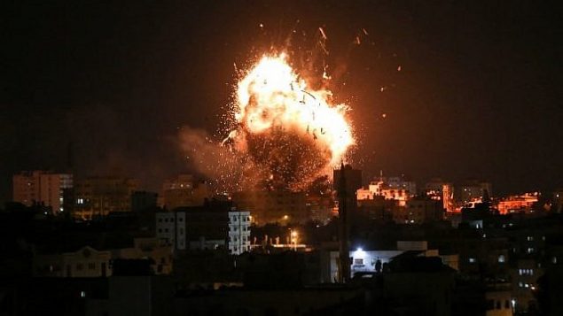 النيران فوق مبنى يحوي مقر قناة الاقصى في غزة خلال غارة جوية اسرائيلية، 12 نوفمبر 2018 (Bashar TALEB / AFP)