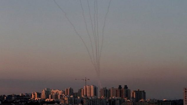 صواريخ من منظومة الدفاع الجوي ’القبة الحديدية’ في جنوب إسرائيل تدمر صواريخ تم إطلاقها من قطاع غزة فوق أشكلون في 13 نوفمبر، 2018. (Gil Cohen-Magen/AFP) صواريخ من منظومة الدفاع الجوي ’القبة الحديدية’ في جنوب إسرائيل تدمر صواريخ تم إطلاقها من قطاع غزة فوق أشكلون في 13 نوفمبر، 2018. (Gil Cohen-Magen/AFP)