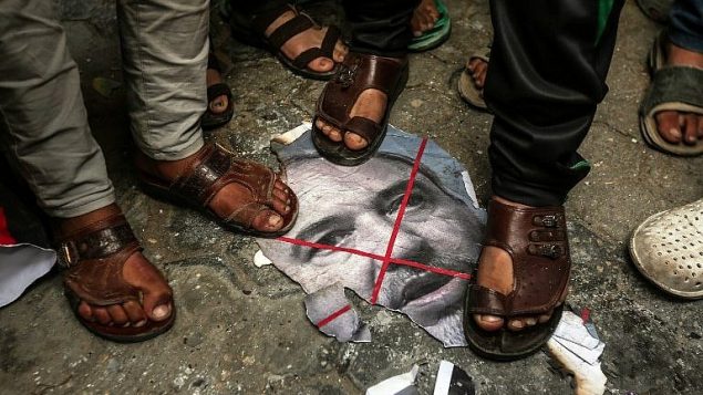 فلسطينيون يدوسون على صورة محروقة لوزير الدفاع افيغادور ليبرمان امام منزل قائد حماس اسماعيل هنية في غزة، 14 نوفمبر 2018 (Mahmud Hams/AFP) فلسطينيون يدوسون على صورة محروقة لوزير الدفاع افيغادور ليبرمان امام منزل قائد حماس اسماعيل هنية في غزة، 14 نوفمبر 2018 (Mahmud Hams/AFP)