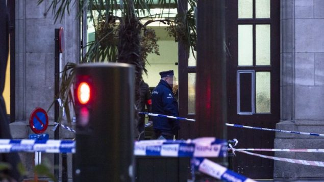 ساحة هجدوم طعن وقع امام مقر شرطة في بروكسل، 20 نوفمبر 2018 (HATIM KAGHAT / BELGA / AFP)
