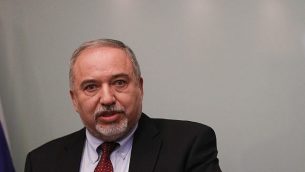 أفيغدور ليبرمان يعلن استقالته من منصب وزير الدفاع خلال مؤتمر صحفي عُقد في القدس، 14 نوفمبر، 2018.  (Yonatan Sindel/FLASH90)