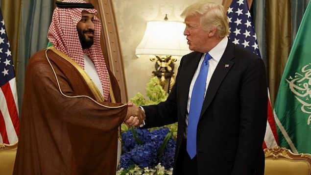 الرئيس دونالد ترامب يصافح ولي العهد السعودي وزير الدفاع محمد بن سلمان في الرياض، في 20 مايو، 2017. (AP Photo / Evan Vucci / File)