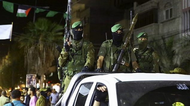عناصر من الجناح العسكري لحركة ’حماس’، ’كتائب عز الدين القسام’، خلال إحياء ’يوم القدس’ في مخيم النصيرات في وسط قطاع غزة، الجمعة، 23 يونيو، 2017. (AP/Adel Hana)