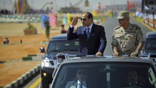 صورة وفرتها وكالة انباء الشرق الاوسط المصرية الرسمية، تظهر الرئيس المصري عبد الفتاج السيسي اقناء فحصه الجنود مع وزير الدفاع صدقي صبحي، 29 اكتوبر 2017 (MENA via AP)