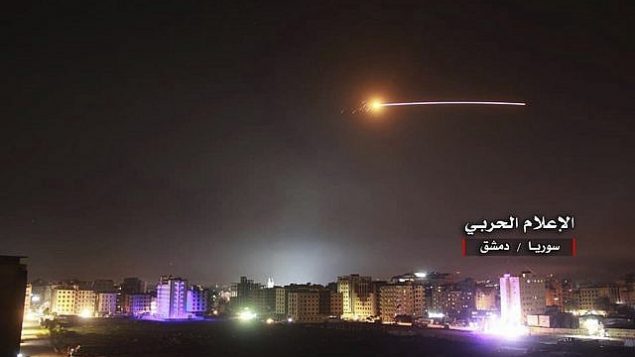 صواريخ مضادة للطائرات السورية تصعد في السماء حيث ضربت الصواريخ الإسرائيلية مواقع للدفاع الجوي وقواعد عسكرية أخرى، في دمشق، سوريا، في 10 مايو 2018.  (Government-controlled Syrian Central Military Media, via AP)
