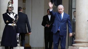 رئيس الوزراء بنيامين نتنياهو، لدى وصوله إلى قصر الإليزيه في باريس لتناول الغداء بعد مشاركته في مراسم إحياء ذكرى الحرب العالمية الأولى، في 11 نوفمبر 2018. (AP Photo / Christophe Ena)
