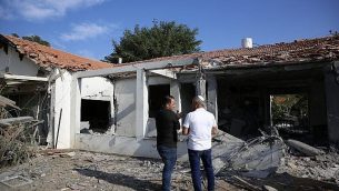 مسؤولون يقّدرون حجم الأضرار لمنزل بعد إصابته بصاروخ أطلقه مسلحون فلسطينيون من قطاع غزة، في مدينة أشكلون في جنوب إسرائيل، الثلاثاء، 13 نوفمبر، 2018.  (AP Photo/Ariel Schalit)
