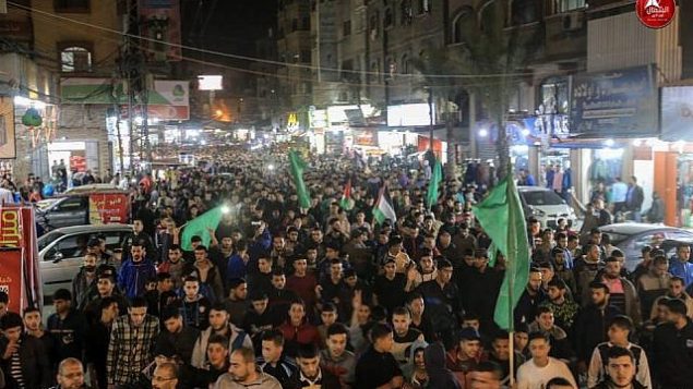 أعضاء حماس في مسيرة في جباليا في قطاع غزة "دعما للمقاومة" في أعقاب التوصل إلى اتفاق لوقف إطلاق النار مع إسرائيل بعد يومين من العنف، 13 نوفمبر، 2018. (Twitter screen capture)