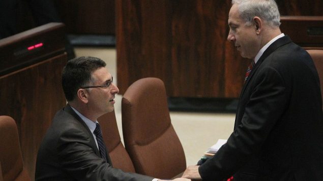 رئيس الوزراء بنيامين نتنياهو ووزير الداخلية جدعون ساعر في الكنيست، 16 اكتوبر 2012 (Miriam Alster/Flash 90)