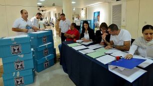 صناديق الاقتراع المليئة بالأصوات من الانتخابات البلدية على المستوى الوطني يتم إحضارها إلى مقر اللجنة المركزية للعد، 22 أكتوبر 2013. (Yossi Zeliger/FLASH90)