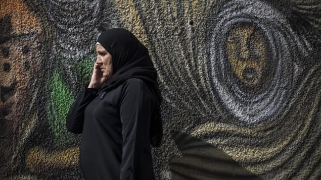 سيدة فلسطينية تتكلم بهاتف خليوي في الضفة رام الله، 28 اكتوبر 2014 (Hadas Parush/Flash90)