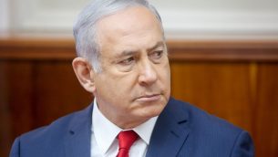 رئيس الوزراء بنيامين نتنياهو يحضر اجتماع مجلس الوزراء الأسبوعي في مكتب رئيس الوزراء في القدس في 16 سبتمبر 2018 (Marc Israel Sellem/POOL)