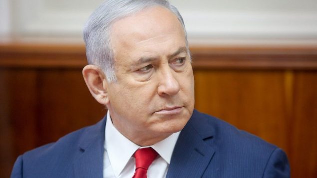 رئيس الوزراء بنيامين نتنياهو يحضر اجتماع مجلس الوزراء الأسبوعي في مكتب رئيس الوزراء في القدس في 16 سبتمبر 2018 (Marc Israel Sellem/POOL)