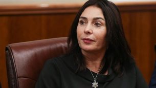 وزيرة الثقافة ميري ريغيف في مكتب رئيس الوزراء في القدس، 8 نوفمبر، 2018. (Alex Kolomoisky/Yedioth Ahronoth/ Pool/ Flash90)