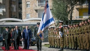 السفير الأردني الجديد لدى إسرائيل غسان المجالي خلال حفل لسفراء جدد في مقر الرئيس في القدس، 8 نوفمبر، 2018. (Yonatan Sindel/Flash90)