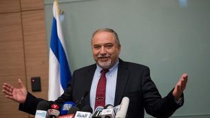 أفيغدور ليبرمان يعلن استقالته من منصب وزير الدفاع خلال مؤتمر صحفي عُقد في القدس، 14 نوفمبر، 2018.  (Yonatan Sindel/FLASH90)