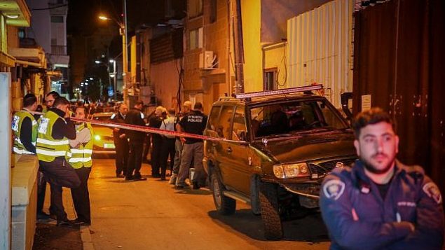الشرطة والطواقم الطبية في موقع عُثر فيه على جثة طفلة (12 عاما) في جنوب تل أبيب، 26 نوفمبر، 2018.  (Flash90)
