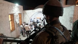 جنود إسرائيليون يقومون بحراسة مصلين يهود في موقع ’قبر يوسف’ المقدس في مدينة نابلس في شمال الضفة الغربية، 26 سبتمبر، 2018.   (IDF)