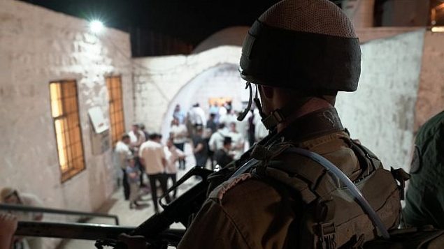 جنود إسرائيليون يقومون بحراسة مصلين يهود في موقع ’قبر يوسف’ المقدس في مدينة نابلس في شمال الضفة الغربية، 26 سبتمبر، 2018.   (IDF)