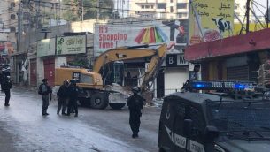 قوات الشرطة ترافق جرافات تهدم متاجر في مخيم شعفاط بالقدس الشرقية، 21 نوفمبر 2018 (Courtesy Ir Amim)