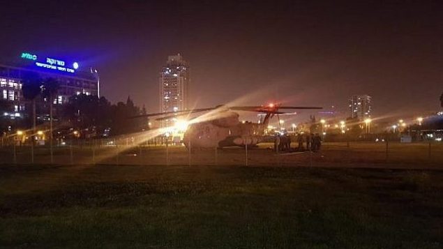 طائرة هليكوبتر تحمل جريحاً إسرائيلياً أصيب أثناء عملية في قطاع غزة خارج مركز سوروكا الطبي في بئر سبع في 11 نوفمبر / تشرين الثاني 2018. (Twitter)