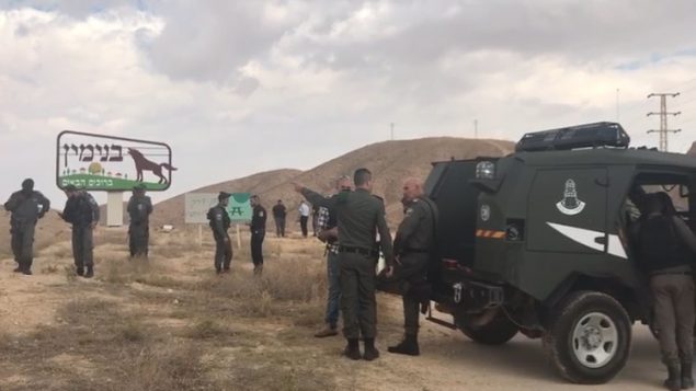 الشرطة في ساحة اصابة سيدة فلسطينية برصاص قوات امن اسرائيليين بعد محاولتها طعنهم بمقص، بالقرب من مستوطنة ميشور ادوميم في الضفة الغربية، 6 نوفمبر 2018 (Israel Police)
