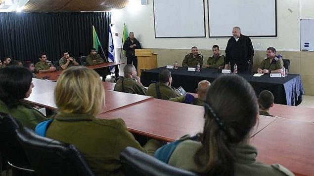 وزير الدفاع المنتهية ولايته أفيغدور ليبرمان يخاطب الجنود خلال جولة وداع في منطقة حدود غزة، 16 نوفمبر، 2018. (Ariel Hermoni/Defense Ministry) وزير الدفاع المنتهية ولايته أفيغدور ليبرمان يخاطب الجنود خلال جولة وداع في منطقة حدود غزة، 16 نوفمبر، 2018. (Ariel Hermoni/Defense Ministry)
