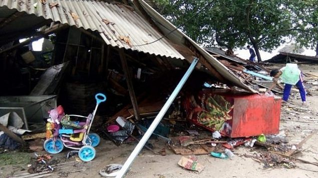 سكان يفحصون منازل محطمة في كاريتا، اندونيسيا، في اعقاب تسونامي اصاب المنطقة في 22 ديسمبر نتيجة انفجار بركان اناك كراكاتوا، 23 ديسمبر 2018 (Semi/AFP)