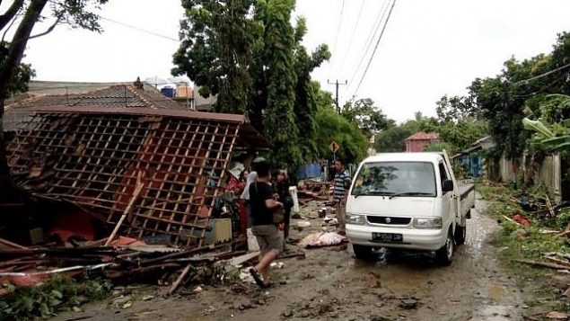 سكان يفحصون منازل محطمة في كاريتا، اندونيسيا، في اعقاب تسونامي اصاب المنطقة في 22 ديسمبر نتيجة انفجار بركان اناك كراكاتوا، 23 ديسمبر 2018 (Semi/AFP)