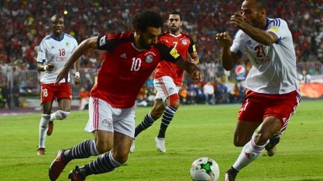 اللاعب المصري محمد صلاح يتنافس على الكرة مع لاعب الكونغو، توبياس باديلا، خلال مباراة المنتخبين في إطار تصفيات كأس العالم عن قارة أفريقيا في استاد ’برج العرب’ في الإسكندرية، 8 أكتوبر، 2017. (AFP Photo/Tarek Abdel Hamid)