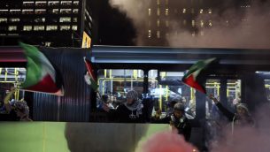 متظاهرون يلوحون بالاعلام الفلسطينية خلال احتجاج ضد الاشتباكات في غزة ونقل السفارة الامريكية الى القدس، في ساو باولو، البرازيل، 15 مايو 2018 (AP/Andre Penner)
