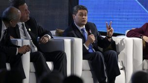 رئيس هندوراس، خوان أورلندو هرنانديز، يتكلم خلال منتدى اقتصادي في إطار القمة الإيبيرية الأمريكية السادسة والعشرين في أنتيغوا، غواتيمالا، 15 نوفمبر، 2018. (AP Photo/Moises Castillo)