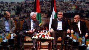 اجتماع قادة حماس وفتح في غزة لإجراء محادثات حول المصالحة الفلسطينية في 22 أبريل 2014. (Abed Rahim Khatib/Flash90)