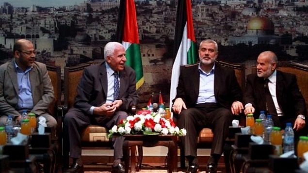 اجتماع قادة حماس وفتح في غزة لإجراء محادثات حول المصالحة الفلسطينية في 22 أبريل 2014. (Abed Rahim Khatib/Flash90)