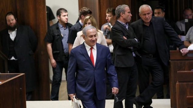 رئيس الوزراء بنيامين نتنياهو يصل للتصويت على مشروع قانون تجنيد الأرثوذكس المتشددين في الكنيست في القدس في 3 يوليو 2018. (Noam Revkin Fenton / Flash90)