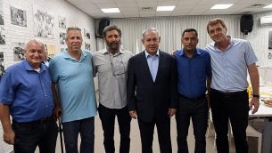 رئيس الوزراء بنيامين نتنياهو، الثالث من اليمين، يجتمع مع رؤساء السلطات المحلية من المجتمعات الحدودية في قطاع غزة خلال زيارة إلى سديروت في 16 يوليو  2018. (Haim Zach/GPO)