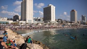 الإسرائيليون يستمتعون بالطقس الحار على الشاطئ في تل أبيب، 27 أغسطس، 2018. (Miriam Alster / FLASH90)