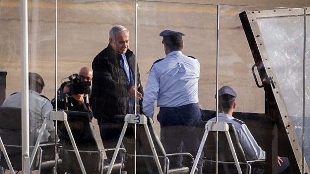 رئيس الوزراء بينيامين نتنياهو يحضر مراسم تخرج طيارين اكملوا دورة طيران لسلاح الجو الإسرائيلي، في قاعدة ’حتساريم’ الجوية في صحراء النقب، 26 ديسمبر، 2018. (Aharon Krohn/Flash90)