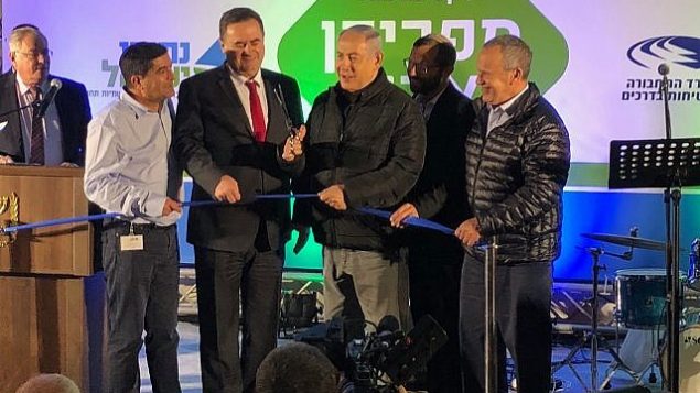 رئيس الوزراء بينيامين نتنياهو (الثالث من اليسار) يقوم بقص الشريط في مراسم افتتاح تقاطع طرق جديد في مستوطنة آدم في وسط الضفة الغربية، 11 ديسمبر، 2018. (Jacob Magid/Times of Israel) رئيس الوزراء بينيامين نتنياهو (الثالث من اليسار) يقوم بقص الشريط في مراسم افتتاح تقاطع طرق جديد في مستوطنة آدم في وسط الضفة الغربية، 11 ديسمبر، 2018. (Jacob Magid/Times of Israel)