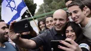 وزير التعليم نفتالي بينيت يلتقط صور ذاتية مع طلاب مدرسة بليخ الثانوية في مدينة رامات غان بوسط إسرائيل في 12 فبراير 2015. (Tomer Neuberg / Flash90)