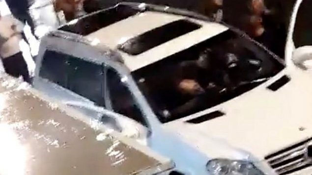 صورة من فيديو من وسائل الإعلام الاجتماعية يظهر مشهد إطلاق النار المميت على أحمد سلامة في مدينة جلجوليا العربية الإسرائيلية في 7 ديسمبر / كانون الأول 2018. (لقطة شاشة: فيسبوك)