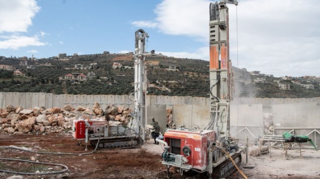 الجيش الإسرائيلي يحفر في الارض جنوب الحدود اللبنانية بمحاولة للعثور على انفاق هجومية تابعة لحزب الله وتدميرها، 5 ديسمبر 2018 (Israel Defense Forces)